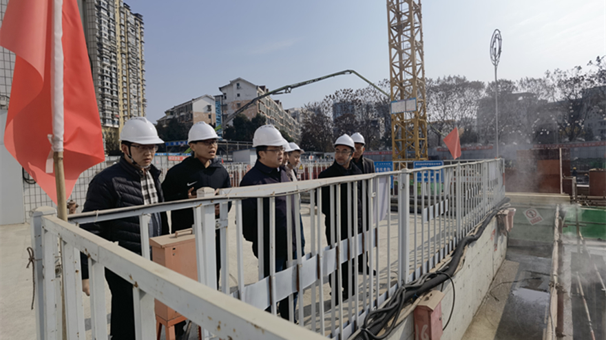 圖二：集團黨委委員、副總經(jīng)理倪丹督導嘉來建工安全工作